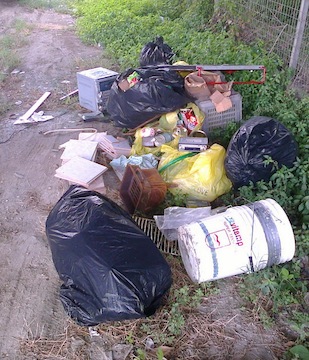 In Contrada Carapollo la spazzatura avanza