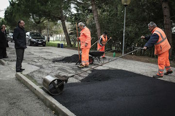 Lavori di rifacimento stradale in corso Via Caduti per Servizio