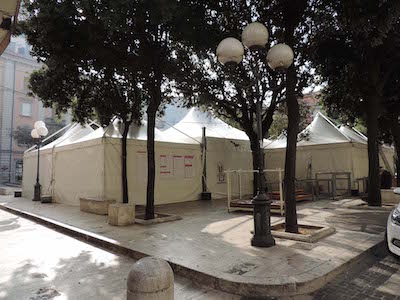 Tendopoli piazza Garibaldi 1 - dall'incrocio con corso Manthonè