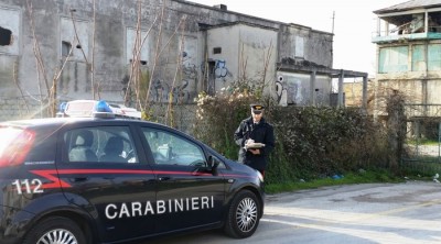 Carabinieri in casolare abbandonato lungofiume Pescara per clochard morto