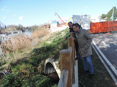 foto Fiorilli-Foschi dinanzi agli scarichi