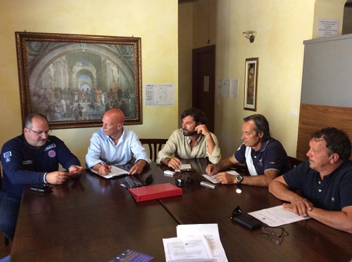 Il Sottosegretario alla Presidenza della Regione con delega alla Protezione Civile, Mario Mazzocca, ha incontrato i sindaci dei tre Comuni dell'Aquilano interessati dallo sciame sismico iniziato il 24 agosto: Massimiliano Giorgi (Montereale), Maurisio Pelosi (Capitignano) e Luigi Cannavicci (Campotosto). Nel corso della riunione, alla quale ha partecipato anche il Presidente della Commissione Regionale Ambiente e Territorio, Pierpaolo Pietrucci, è stata presa in considerazione una serie di criticità a partire dalle sedi comunali di Campotosto e Montereale che sono risultate inagibili, mentre l'agibilità di quella di Capitignano sarà verificata nella giornata di oggi, martedi 30 agosto. "Le operazioni di verifica di questi edifici pubblici e l'eventuale individuazione di location alternative - sottolinea Mazzocca - sono della massima urgenza. Inoltre, la Regione Abruzzo ha il dovere di istituire, in uno di questi Comuni, il Centro Operativo (COM) per il coordinamento delle operazioni". Mario Mazzocca ha inoltre richiamato i sindaci sulla necessità di accostare alle verifiche che i tecnici faranno nei prossimi giorni sull'agibilità dei fabbricati, un ulteriore approfondimento sulla vulnerabilità, ossia la valutazione della possibilità di subire danni al verificarsi di un evento sismico. Sono state inoltre individuate criticità legate alla infrastrutturazione viaria, al fine di prevenire ulteriori disagi che, con il ripetersi delle scosse, si potrebbero creare per gli spostamenti di persone e mezzi. In proposito, è stato presa in considerazione la possibilità di accelerare la realizzazione del bypass lungo la statale 271 per Leonessa (RI) e di appaltare i lavori che riguardano la statale 80 delle Capannelle, per la quale la Regione ha previsto uno stanziamento di 560.000 euro. Nei prossimi giorni il Sottosegretario incontrerà i sindaci dei Comuni del teramano danneggiati dal sisma: Valle Castellana, Rocca Santa Maria e Montorio al Vomano.