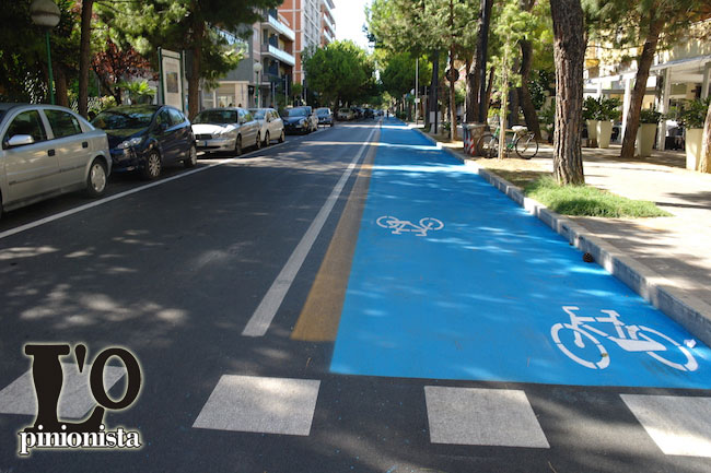 pista ciclabile via regina Margherita blu