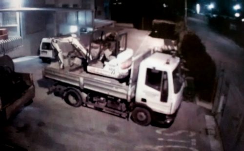 Furto al Cam: rubato un camion e un bob cat, ladri riprese dalle telecamere interne