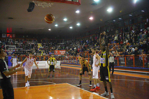 Amatori Pescara-Cestistica San Severo 74-71