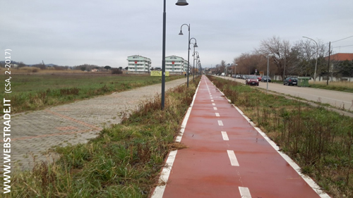 Pista ciclabile e ampio percorso pedonale, ma senza alberi