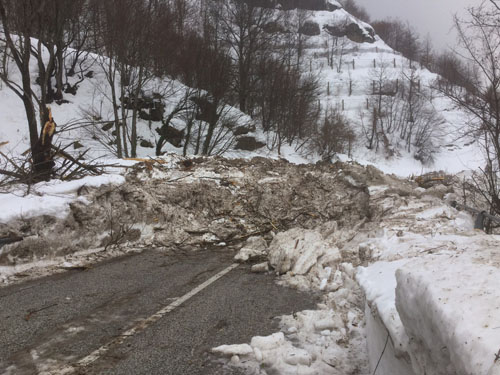 neve sulla statale 80 Gran Sasso d'Italia