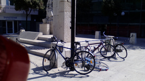 rastrelliera bici addossata al monumento