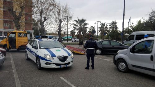 San Salvo: rimossa un’auto senza assicurazione in piazza Arafat