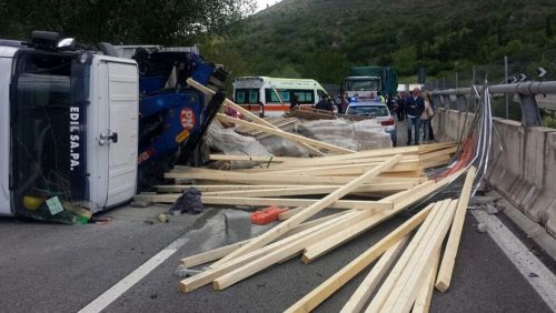 Incidente sull'autostrada A25, tir si ribalta con il proprio carico