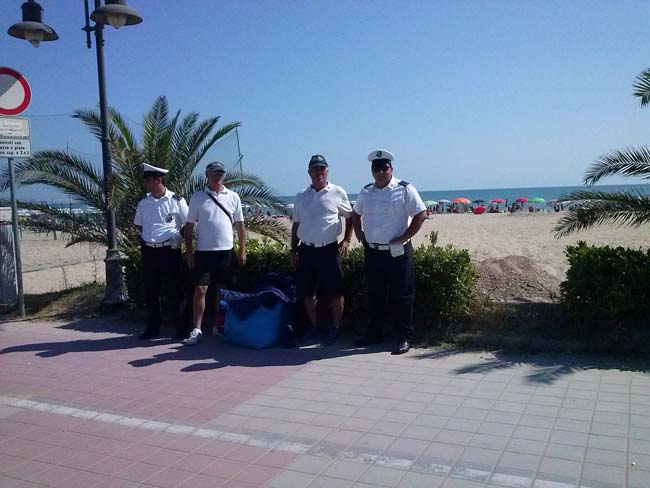 Agenti polizia municipale impegnati nell'operazione contro l'abusivismo sulla spiaggia