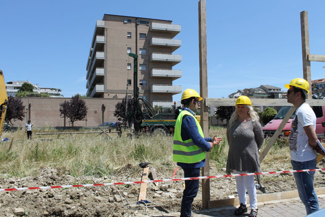 L'assessore Allegrino, nel corso del sopralluogo al cantiere. A sx Iacomini, a dx Palma. 31