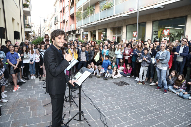 Lino Guanciale scuola media Pascoli di via Roma