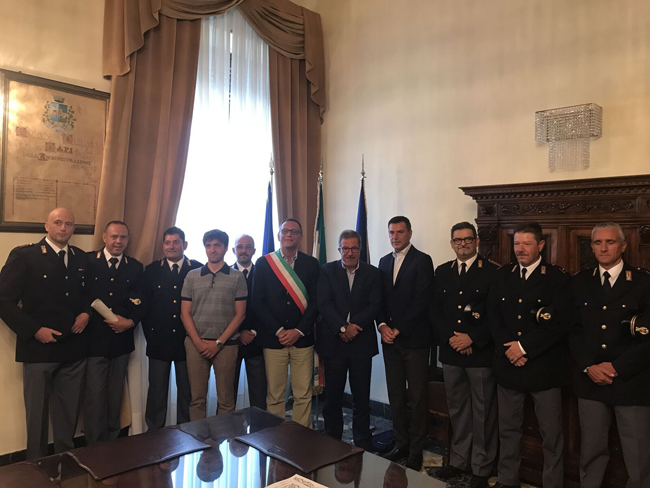 Consegna encomi a Poliziotti intervenuti per incendio in via Lago di Capestrano