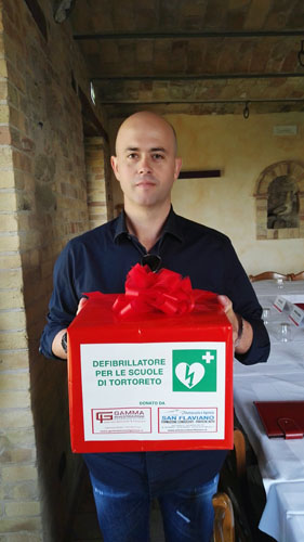 Gabriele Barcaroli consegna defibrillatore