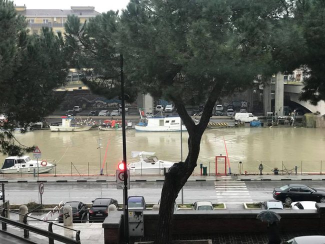 Pescara, sale il livello del fiume: chiuse le golene nord e sud