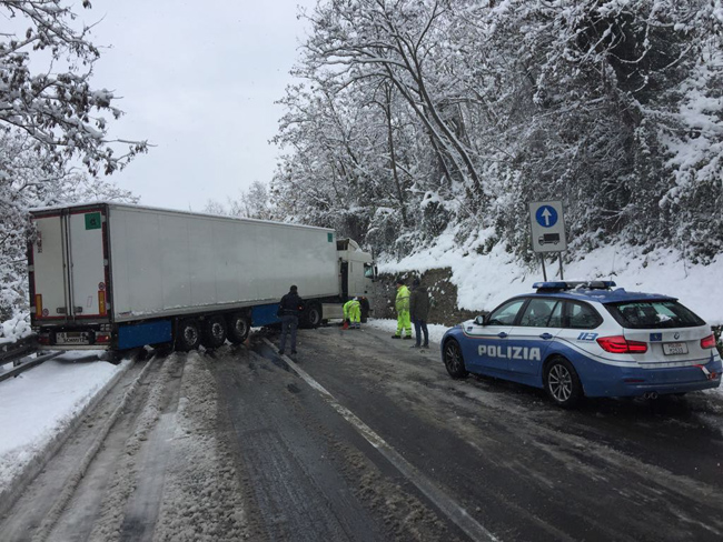 Chieti, maltempo: grande lavoro per la polizia stradale