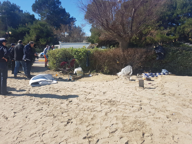 Montesilvano, lotta la bivacco: rimosse tende nella spiaggia antistante via Firenze