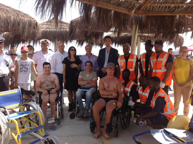 spiaggia accessibile foto gruppo