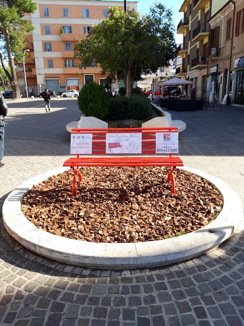 panchine rosse Chieti