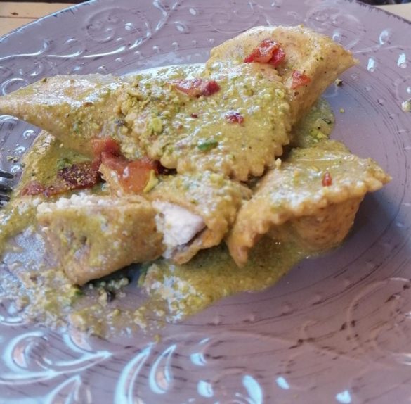 Ravioli Integrali Di Ricotta Con Crema Di Pistacchi E Pancetta: La Ricetta