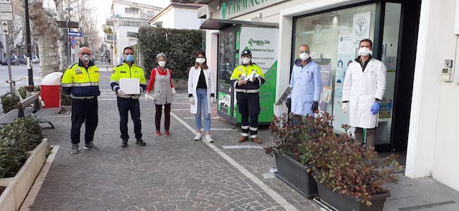 Gel igenizzante regalato ai volontari da una farmacia di Giulianova