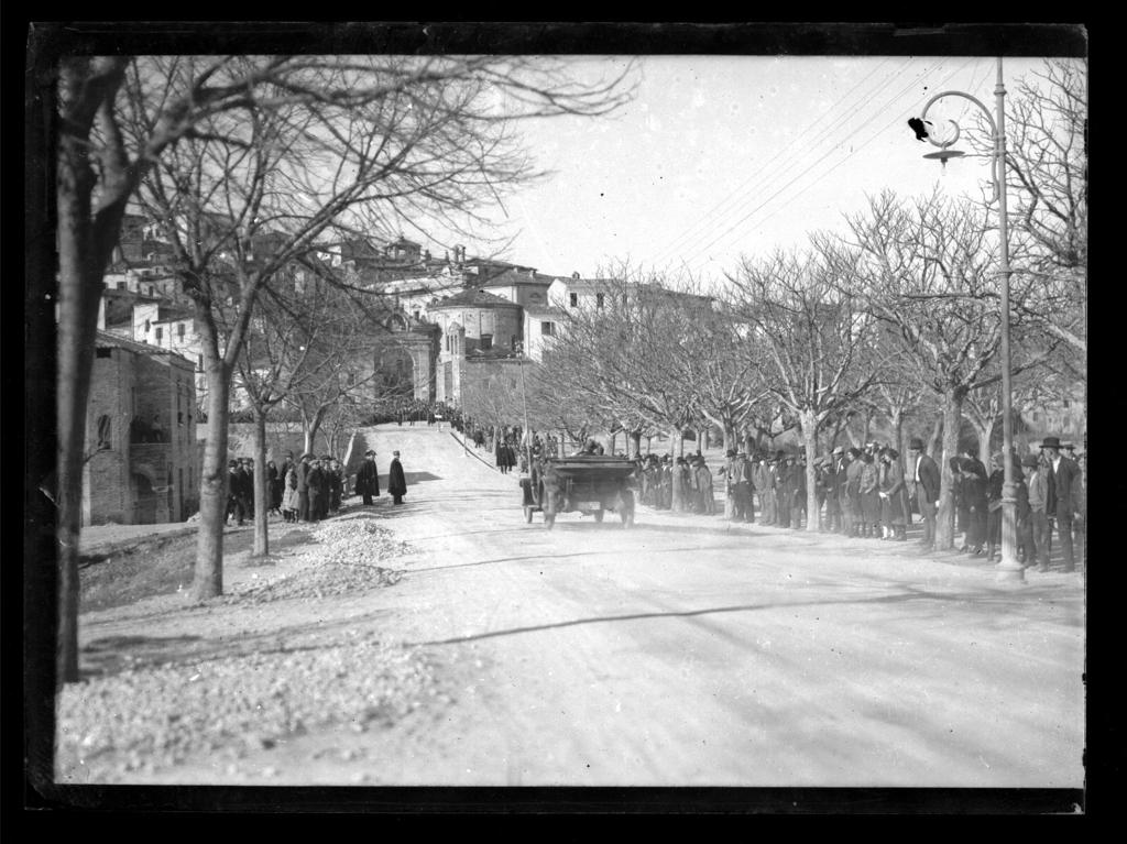 Coppa Acerbo. Vista verso porta San Francesco. Viale San Francesco, Penne. Anni trenta