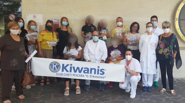 Kiwanis Clus Chieti Pescara G. D’annunzio dona mascherine a piccoli pazienti diabetici dell’ospedale SS. Annunziata di Chieti