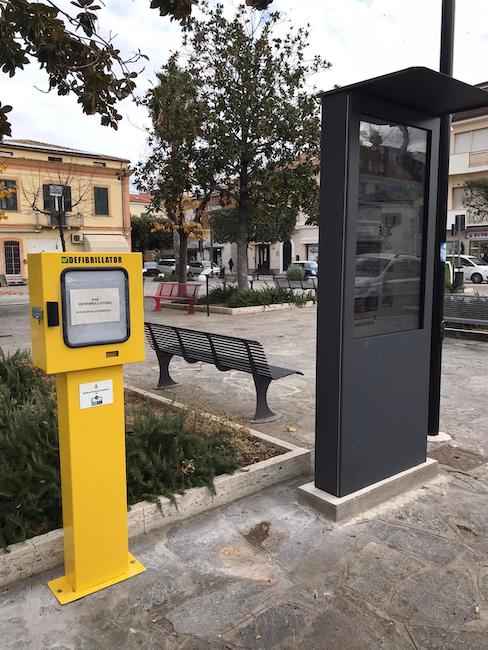 defibrillatore a colonnina installato in piazza Fosse Ardeatine