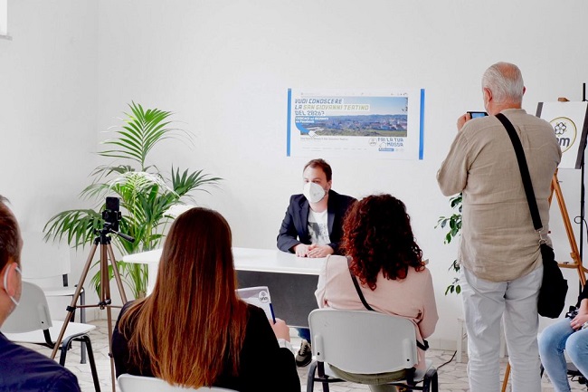 SAN GIOVANNI TEATINO, ECCO L’ASSOCIAZIONE “UNA NUOVA MOSSA” In diretta Facebook, la nascita del pool di professionalità cittadine che sarà parte attiva della prossima competizione elettorale E’ stata costituita e presentata alla stampa questa mattina, presso la propria sede in via Garibaldi 86/92, a San Giovanni Teatino, l’Associazione politico-culturale “Una nuova mossa”, che ha raccolto le sottoscrizioni dell’Atto costitutivo e dello Statuto da parte di cinquanta cittadini. Il tutto in un incontro in presenza ovviamente in pieno rispetto delle norme anti-covid, iniziato alle ore 10,00 e protrattosi fino a mezzogiorno. L’Associazione, che raccoglie una serie assortita e trasversale di alte professionalità del territorio, ha annunciato la sua partecipazione attiva nelle e prossime elezioni comunali. Nel frattempo, sono state assegnate le cariche sociali. A ricoprire il ruolo di Presidente è stato designato il noto avvocato Giuseppe Di Rienzo, mentre l’imprenditore Antonio Canonico sarà il Vicepresidente. Il Direttivo è completato dai consiglieri Sandro Lozzi, incaricato anche come segretario e tesoriere, Gabriella D’Agostino e Patrizio Selvaroli. Conclusa la fase burocratica, il neo presidente Di Rienzo ha dato i primi input. “Questo incarico mi riempie di soddisfazione, ne sono davvero onorato – ha dichiarato – perché la nostra associazione rappresenta un connubio tra giovani pieni entusiasmo e voglia di mettersi in gioco e “meno giovani”, che offrono la loro esperienza a vantaggio delle nuove generazioni. Credo che sia questa la miscela giusta per avere successo. Ovviamente la nostra associazione è libera, senza schemi né vincoli, senza caratteristiche preclusive, è un mondo aperto a tutti. La realtà di San Giovanni Teatino è così particolare, importante e anche così… sensibile alle trasformazioni. E ora, ne stiamo vivendo proprio una”. Allora, ci crogioliamo su quello che è stato fatto, oppure… guardiamo al futuro”? Naturalmente… si guarda al futuro! 