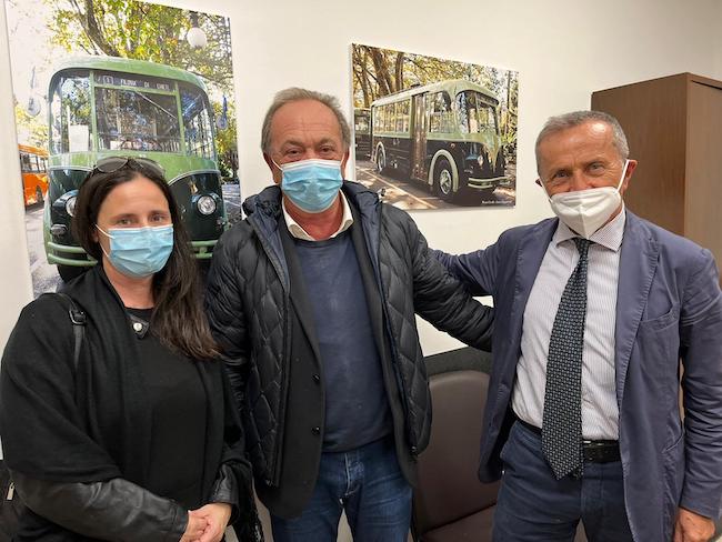 da sx vicesindaco Palmisano, sindaco De Luca, direttore La Panoramica Chiacchiaretta