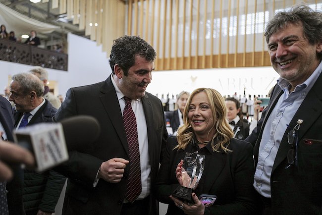 Giorgia Meloni allo stand Vini d'Abruzzo per brindare al riconoscimento Wine Enthusiast