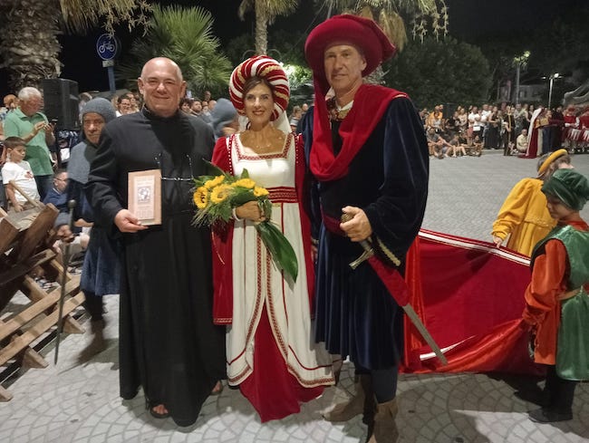 padre gregorio e coppia baroni