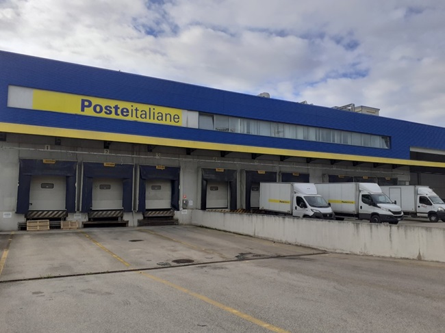 Mezzi di Poste Italiane nel Centro Operativo di Pescara