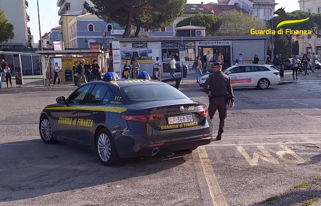 pescara finanza autobus