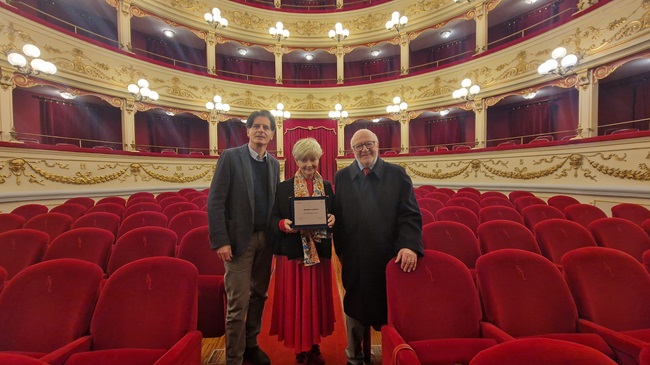 foto 1 premio all'attrice Milena Vukotic con il maestro Davide Cavuti (a sinistra) e il presidente Giustino Angeloni (a destra)