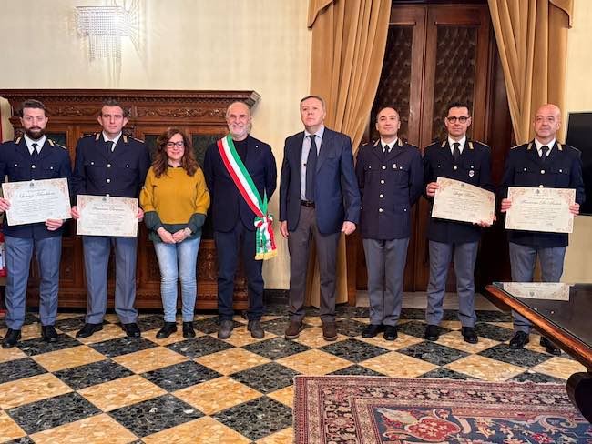 riconoscimento a poliziotti